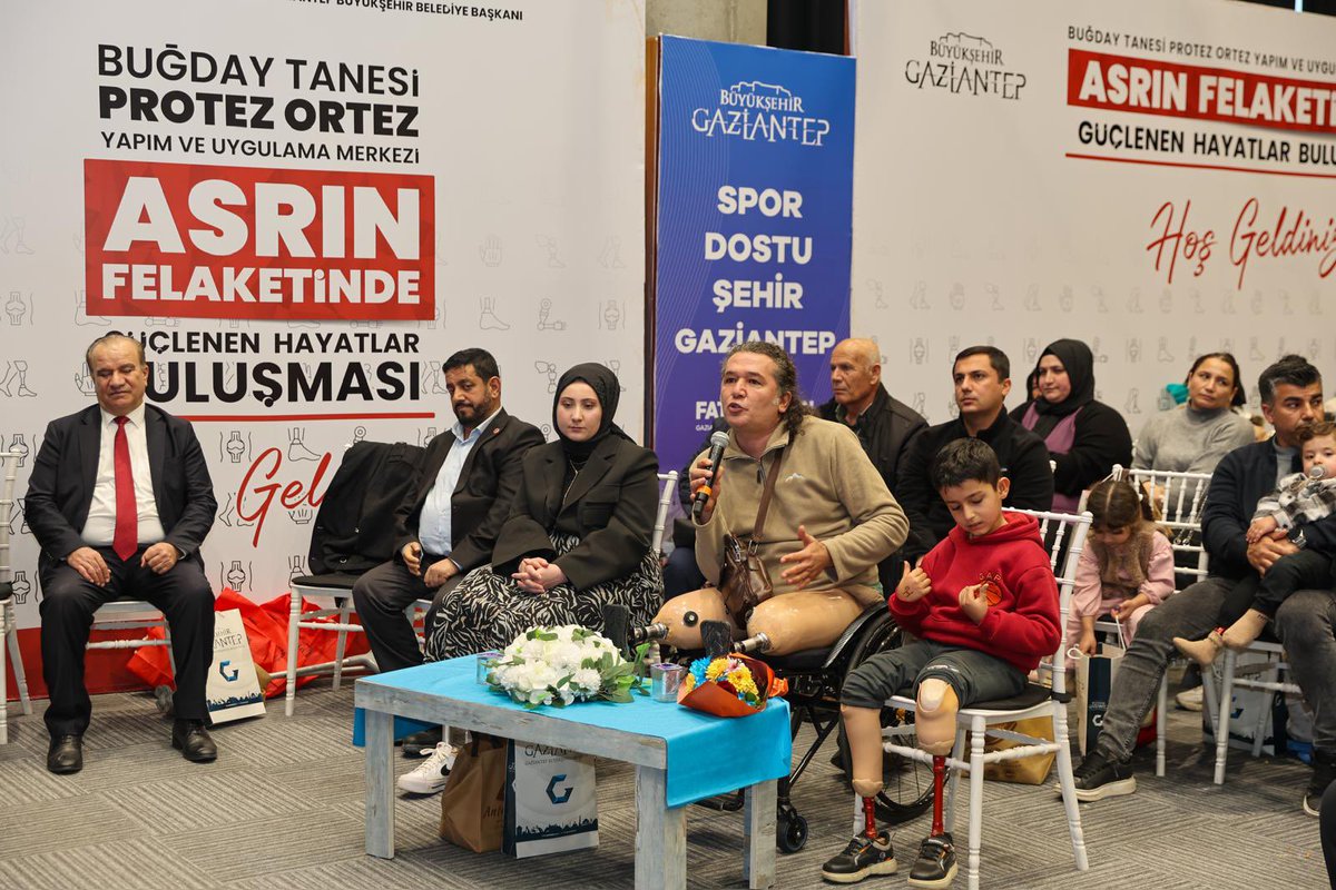 11 ilden gelen depremzede vatandaşlarımızın hayat hikâyelerini dinledik bugün.

Her biri; kayıpların sessizliğini, acının ağırlığını ve yeniden tutunma mücadelesinin izlerini taşıyordu. Gözlerdeki hüzün kadar, hayata yeniden sarılma kararlılığı da vardı.

Asrın Felaketinde