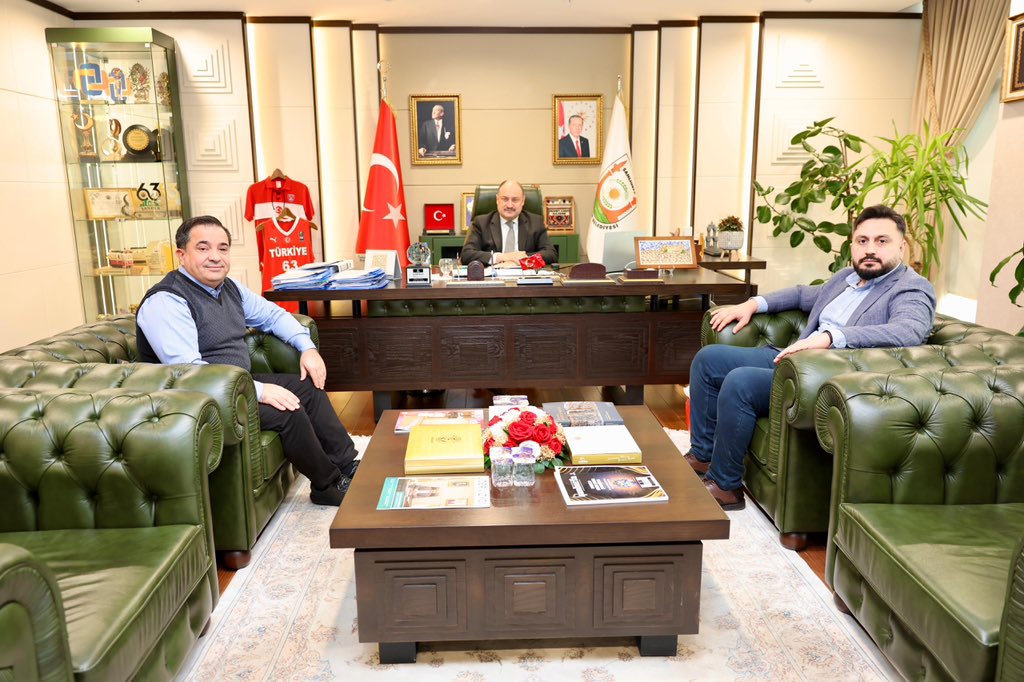 Albayrak Medya Grubu Genel Müdür Yardımcıları Ziya Kadam ve Faruk Sarıgül, Şanlıurfa Büyükşehir Belediye Başkanımız Mehmet Kasım Gülpınar’ı ziyaret etti.

Nazik ziyaretlerinden dolayı kendilerine teşekkür ediyoruz.