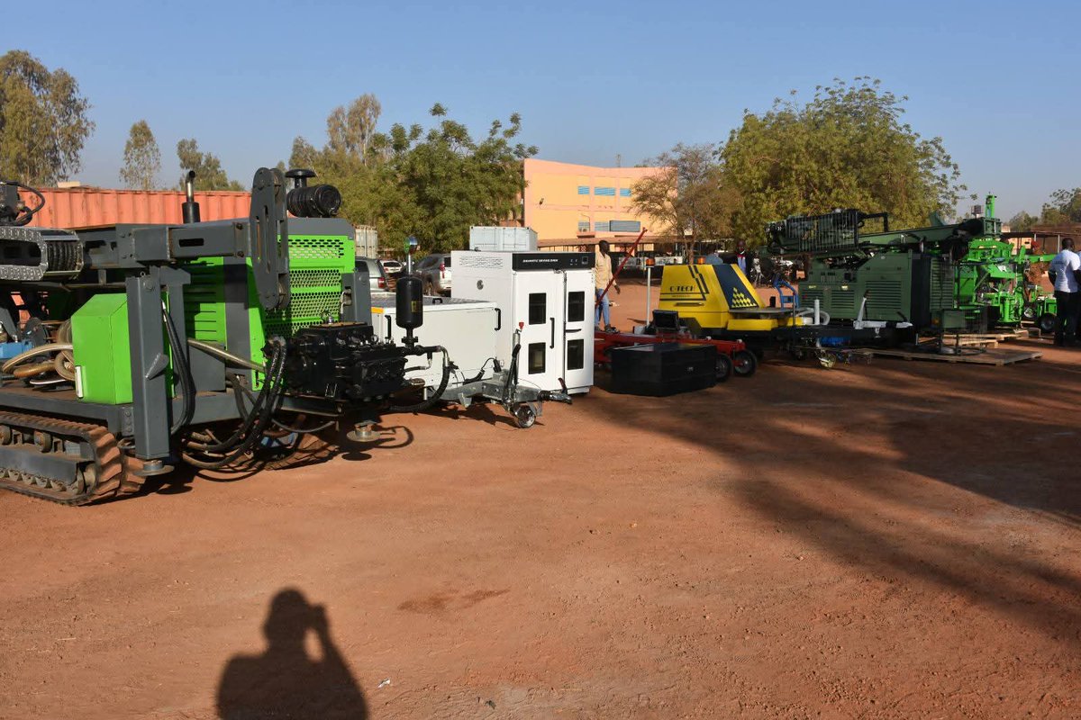 WSagbe's tweet photo. #BurkinaFaso : Le ministre de la Construction de la patrie, Mikaïlou Sidibé, a remis, ce lundi 02 février 2026, du matériel technique au Laboratoire national du bâtiment et des travaux publics (LNBTP), d’une valeur de près de 2 milliards 278 mille 500 FCFA. https://t.co/TBnDdn9Avk