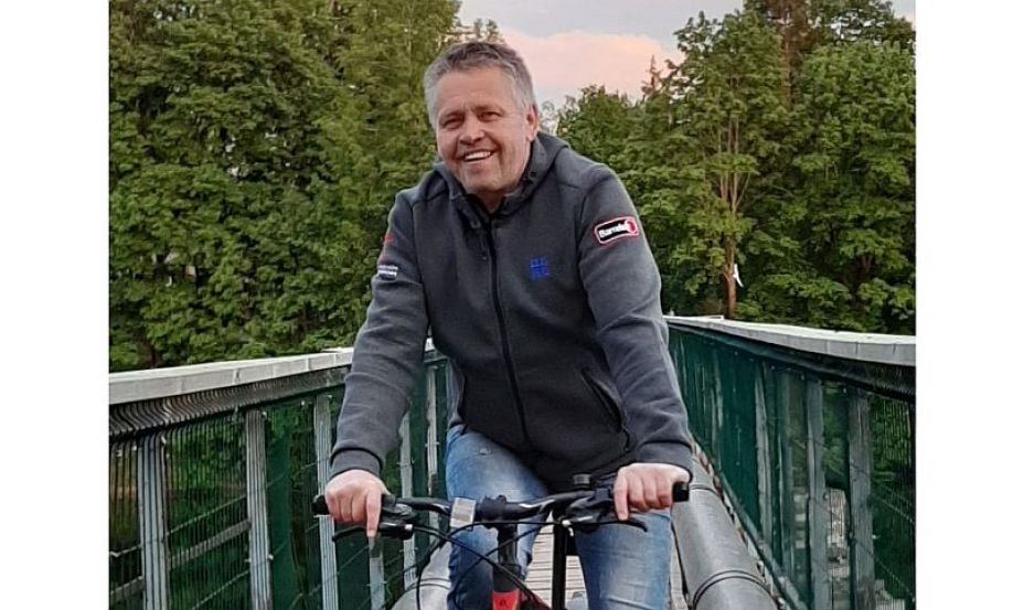 VPPzinas's tweet photo. 🇱🇻 ⚠️Ogres novada dome lūdz sākt kriminālvajāšanu pret Māri Rožānu par dezinfromācijas izplatīšanu.

Rožānam pieder "Ogres ziņu" ierakstu lapa "Facebook" portālā, kura tendenciozi izplata nepatiesības pret Helmani un Ogres domi. Ierakstus tālāk mēdz izplatīt dažādi, bēdīgi slaveni, dezinformatori, piemēram, Gatis Auziņš, kurš vada līdzīgas kvalitātes lapu, arī bāzētu Facebook. Tāpat tos mēdz tālāk izplatīt prokrieviskie un progresīvie spēki. 

Domes sēdē Helmanis informēja, ka "Facebook" lapā "Ogres ziņas" pagājušajā nedēļā ir publicēta informācija, ka ceturtdien, 29. janvārī, notiks bankets kafejnīcā, atzīmējot pašvaldības šā gada budžeta pieņemšanu. 

Ogres populārais mērs Helmanis noraidīja informāciju par to, ka šāds bankets būtu noticis, kā arī pārmeta opozīcijā esošajam deputātam Kārlim Avotiņam (Kustības "Par!" un JKP kopīgais saraksts) to, ka viņš komentāros pie šī ieraksta aicinājis iedzīvotājus uz šo banketu. Avotiņam ir jāatvainojas sabiedrībai, pauda Helmanis.

Jāņem vērā, ka pret Helmani ilgstoši kampaņu izvērta LSM mediji, kuri ir pazīstami ar krievisku ievizi.