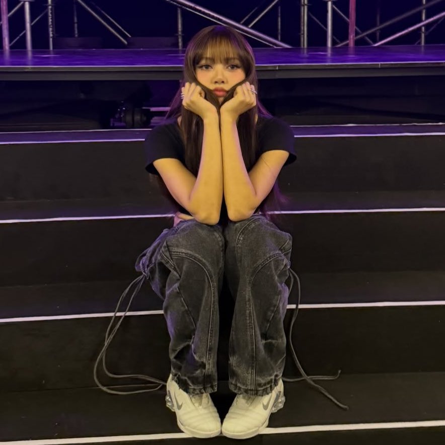 lalisahourIy's tweet image. the cutest girl