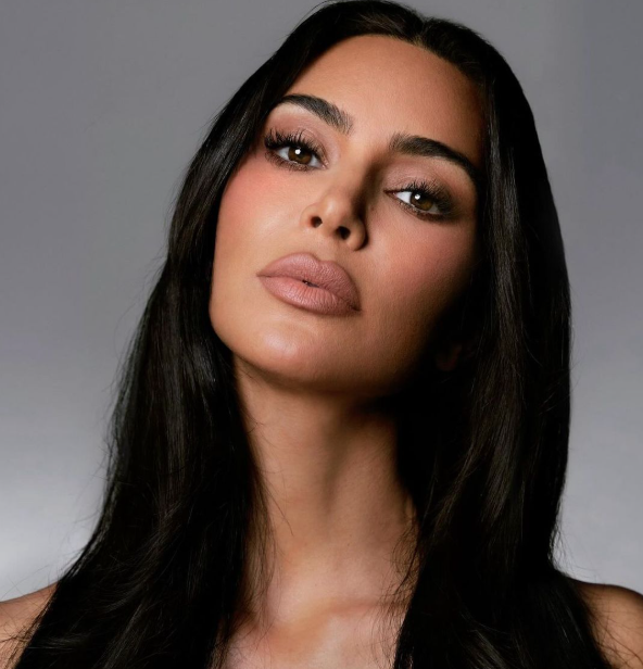 Kim Kardashian reveals she is a "kpop girlie", and that she loves Lisa.