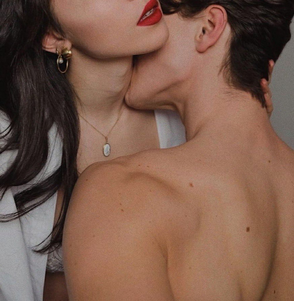 neck kisses 😩