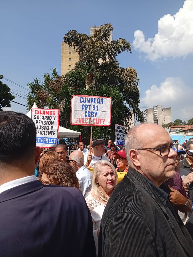 Hoy estuve acompañando a los trabajadores y decanos de las diversas universidades en la concentración ante el TSJ..
Porque #TodasLasLuchaUnaSolaLucha