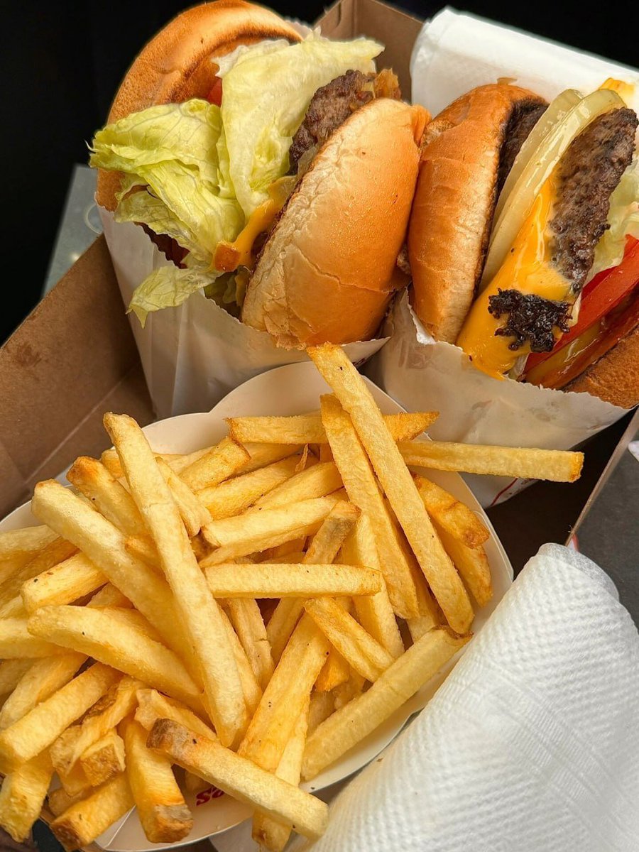 Hermion52016's tweet photo. Indulging in the ultimate comfort food with this juicy and flavourful burger. Every bite is pure satisfaction on a bun – who else loves burgers as much as I do? 🍔✨ https://t.co/xvXR5zAlC5