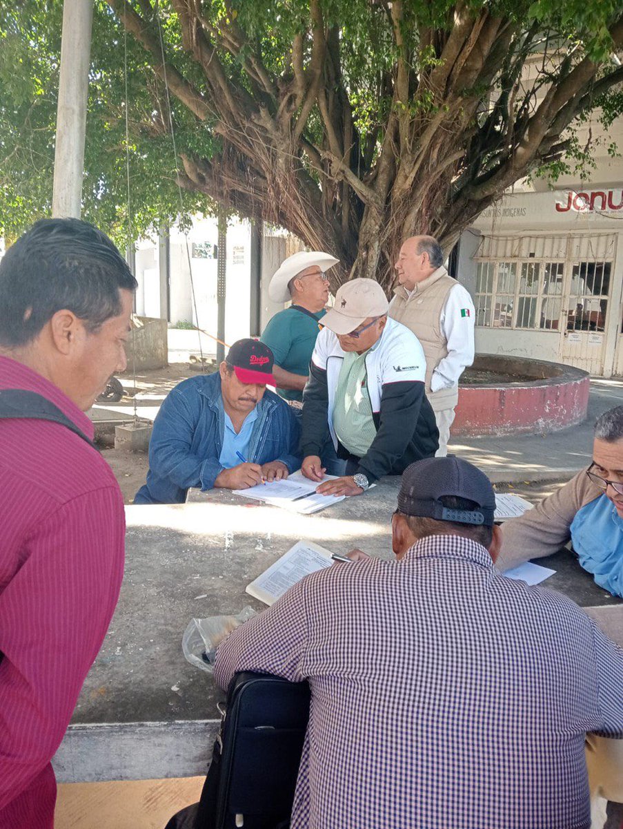 RaulOjedaZ52's tweet photo. Cumpliendo con el compromiso de pago de afectaciones. Hoy tocó en Jonuta. Pemex empresa socialmente responsable https://t.co/4WtPOY0ixb