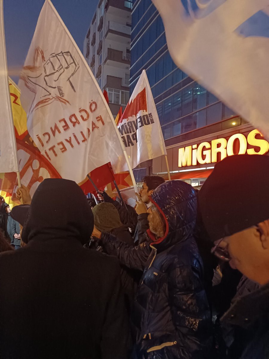 DevrimciParti6's tweet photo. Sefalet ücretlerine baskıya mobinge karşı 10 şehirde 14 depoda direnişte olan Migros Depo işçileri için bileşeni olduğumuz Ankara EDG'nin Ziya Gökalp Migros önündeki basın açıklamasına katıldık
Migrostan alma suça ortak olma https://t.co/UDlbgB2MUB