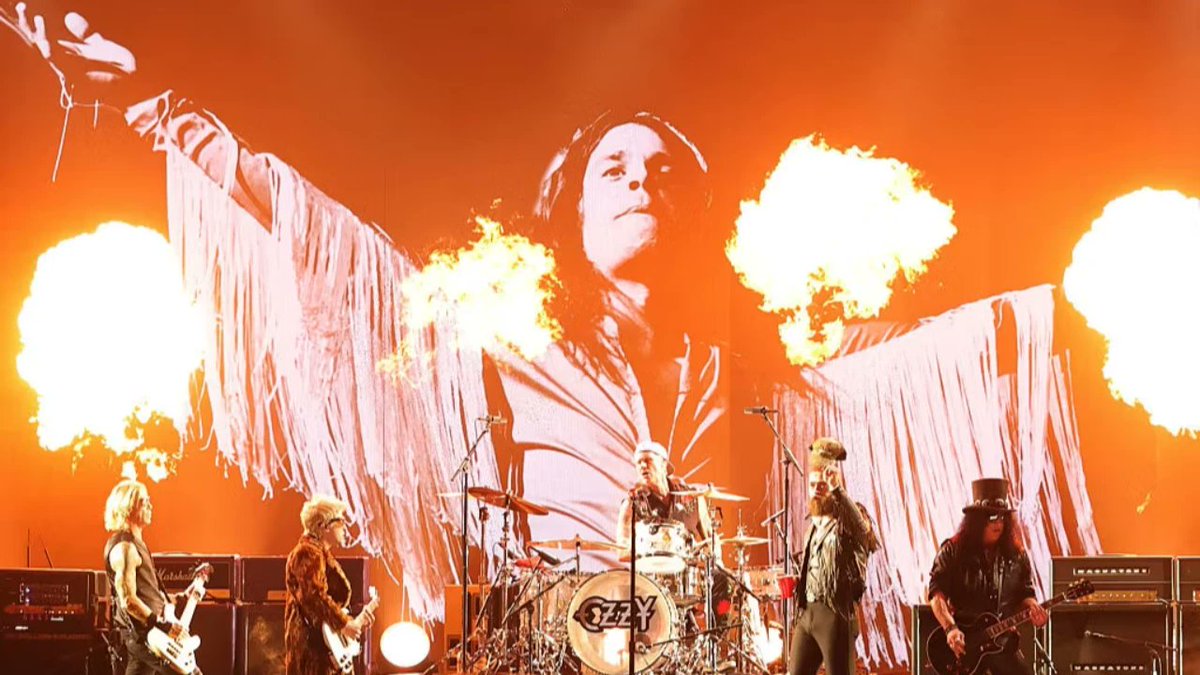 AxlRoseFaClube's tweet photo. Assista à homenagem a Ozzy Osbourne no Grammy 2026 com Slash e Duff McKagan https://t.co/495t5SYBPV https://t.co/J0uzoXNmwC