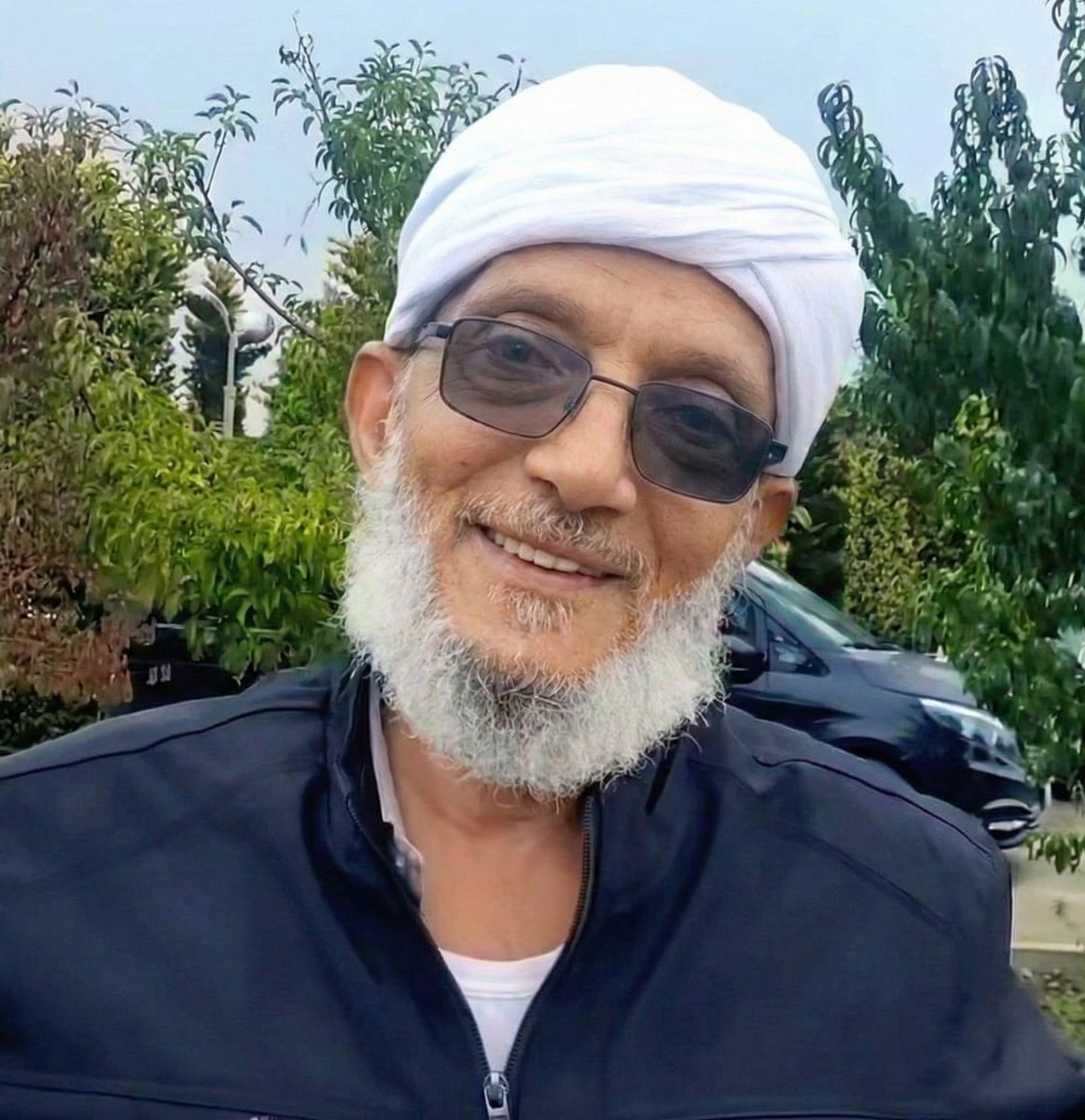 al_Maqramii's tweet photo. في أحد مجالسه المضيئة بذكر الله، حدّثنا ـ رحمه الله ـ عن واقعةٍ عجيبةٍ شهدها بنفسه.
قال:
في سنةٍ من السنين قلَّ الماء في صنعاء حتى جفَّ أكبر سدٍّ فيها، فاجتمع الخبراء والمهندسون من كل صوبٍ لبحث هذه المعضلة. 
تباحثوا طويلًا، واقترح كلٌّ ما عنده:
منهم من رأى بناء سدود صغيرة تُغذّي السدَّ الكبير، وآخرون دعوا إلى حفر مزيدٍ من الآبار الارتوازية، ومنهم من ذهب بعيدًا إلى تحلية البحر ومدِّ المدينة بمياهه.
أفاضوا في الكلام وأتوا على كل ما يحضر العقل من حلول.
ثم التفتوا إليَّ وقالوا:
ما رأيكم يا باشمهندس محمد؟
قلت: لقد خضتم في كل سبيل، ولن أضيف جديدًا.
فأصرّوا: لا بد أن نسمع رأيك.
فقلت لهم: قبل أن أبدي رأيًا، أريد أن أسألكم سؤالًا.
قالوا: تفضّل.
قلت: قبل أن يجف هذا السد… من الذي كان يملأه بالماء؟
ساد وجومٌ ثقيل، وصمتت الأفواه، وارتفعت الأبصار إليّ.
قلت: أجيبوني.
قالوا: الله سبحانه وتعالى.
قلت: فإذا كان الله هو الذي ملأه من قبل… فلماذا لا نسأله أن يملأه اليوم؟
ولا تسألوني: كيف؟ فلن أقبل منكم هذا السؤال.
دعونا نتوجّه إلى صلاة الاستسقاء.
وفعلًا… صلّينا، وما هي إلا أيام حتى امتلأ السد وفاض.
رحمة المولى الكريم تغشاك شيخنا.
الشيخ #محمد_المقرمي
كتبه الأخ عبدالله الشريف