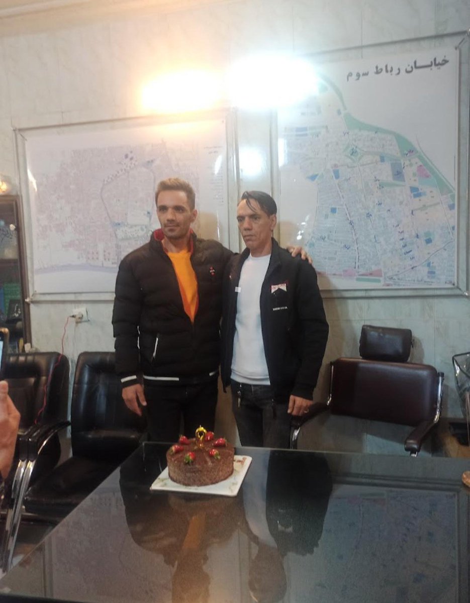 mahsa_300's tweet image. این دو برادر #حبیب_بیگی و #آیت_بیگی در جریان انقلاب شیروخورشید ایران جمعه ۱۹ دی‌ماه که به معترضان زخمی در خانه‌ برای مداوا پناه داده بودند توسط مخبرهای جمهوری اسلامی لو رفتند و ۲۱ دی‌ماه با یورش اوباش علی خامنه‌ای به منزل‌شان بازداشت و به زندان دستگرد اصفهان منتقل شدند فراموششان