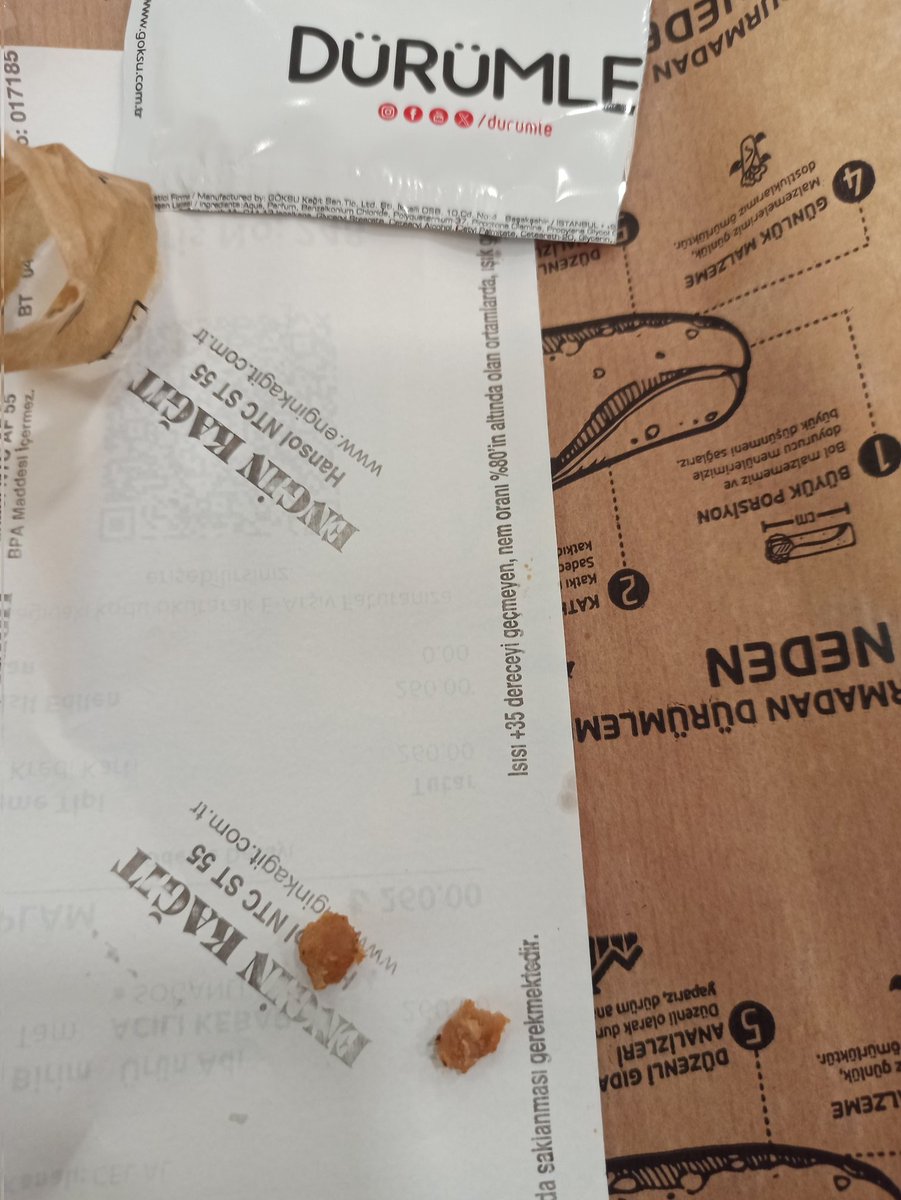 meinkalt's tweet photo. Migros'ta bugün saat 18:52'de verdiğim dürüm siparişinin içinden çıktı. Keşke düzgün ürün yapabilseniz ve içinden bu artık maddeler çıkmasa!.. lezzeti şahane fakat ürün türü ne yazık ki düşündürücü!.. https://t.co/50EqJ9JSTY