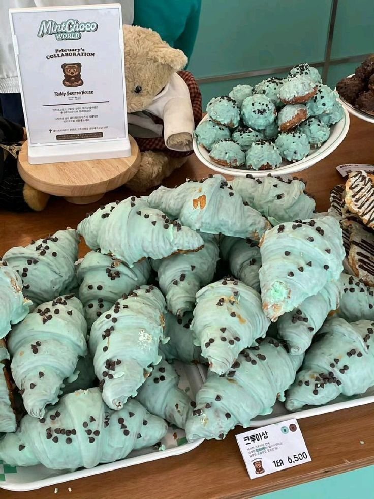 daily_dolce's tweet image. Mint choco croissants