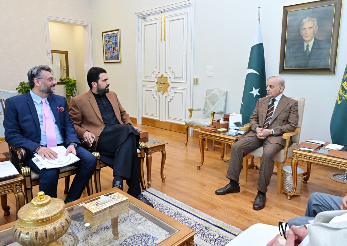 AftabSherpao's tweet photo. وزیراعظم ہاؤس میں میاں محمد شہباز شریف اور وزیراعلیٰ خیبرپختونخواہ سہیل آفریدی کی ملاقات نہایت احسن اقدام ہے۔ 
ہٹ دھرمی کی بجائے اپنے حقوق کے حصول کا یہی صحیح راستہ ہے۔ احتجاج اور دھرنوں سے عوام کی خدمت نہیں ہوسکتی ۔ سیاست اپنی جگہ لیکن صوبے کے حقوق کے لیے بات چیت کے راستے کھلے رکھنے چاہیے 
ہم چاہتے ہیں کہ باہم ملاقاتوں کا یہ سلسلہ جاری رہے، وفاق کو بھی چاہیے کہ وہ خیبرپختونخواہ پر زیادہ توجہ دے تاکہ مسائل اور بدامنی میں ڈوبے اس صوبے کے عوام کے دکھوں کا مداوا ہوسکے

  #sohailafridi #ShehbazSharif 
@CMShehbaz @SohailAfridiISF