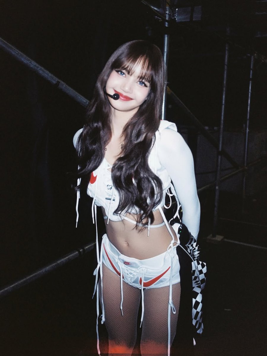 lalalisariana's tweet photo. cute as hell                        WHAT THE HELL https://t.co/47Epl33Nbz