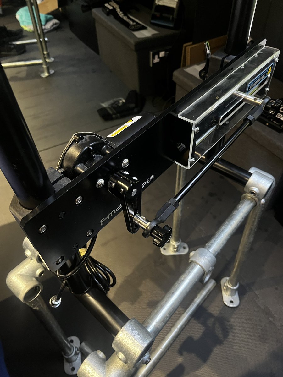 SeriousRubberBNDG tweet media