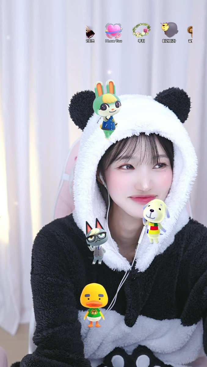 saturday_fan's tweet photo. 🌸Harin en el live de hoy🌸
02.02.2026🧷
#harin #chuming https://t.co/FzfxJ1pT9W