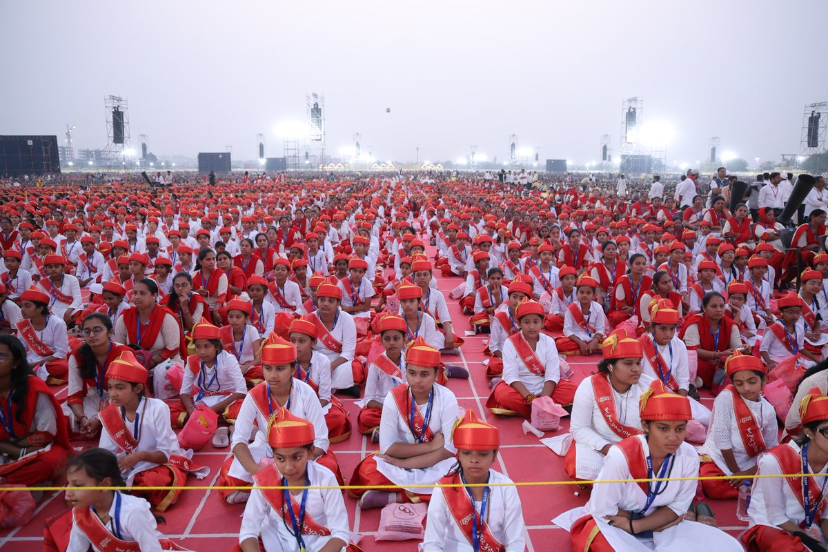 સંત પરમ હિતકારી..
જગતમાંહી સંત પરમ હિતકારી.
પ્રભુપદ પ્રગટ કરાવત પ્રીતિ..
ભરમ મિટાવત ભારી.

સંસ્કારી નગરી વડોદરાની પાવન ધરા પર BAPS સંસ્થાના વડા પરમ પૂજ્ય મહંતસ્વામી મહારાજના 92મા જન્મજયંતી મહોત્સવમાં પૂજ્ય સંતગણ, મધ્યપ્રદેશના માનનીય મુખ્યમંત્રી ડૉ. મોહન યાદવજી અને મોટી સંખ્યામાં