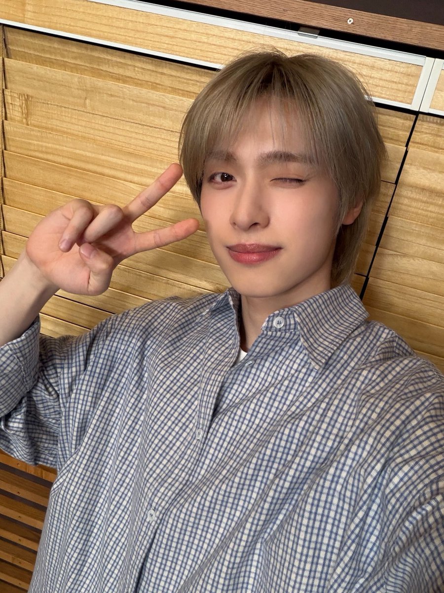 [ #Xtra_Scenes ]

오랜만에 정수와 가온의 친친방 DJ 타임 🎧
내일도 만난다니 너무 신나잖아📀 ♬ ₊⋆☾⋆⁺

#XdinaryHeroes #엑스디너리히어로즈
#정수 #Jungsu
#가온 #Gaon
#WE_ARE_ALL_HEROES
#친한친구방송반