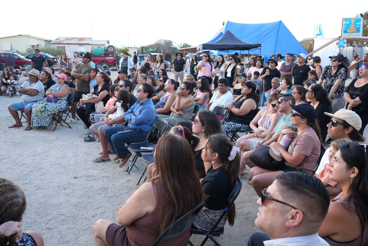 goreatacama's tweet photo. Con una gran participación de la comunidad, se desarrolló la segunda jornada del Festival Arte Mar en #Flamenco. Financiado por el @goreatacama y ejecutado por @ccserhumano reafirmando el compromiso con el desarrollo cultural y la descentralización de las actividades artísticas🎭 https://t.co/dYDBsPcRXB