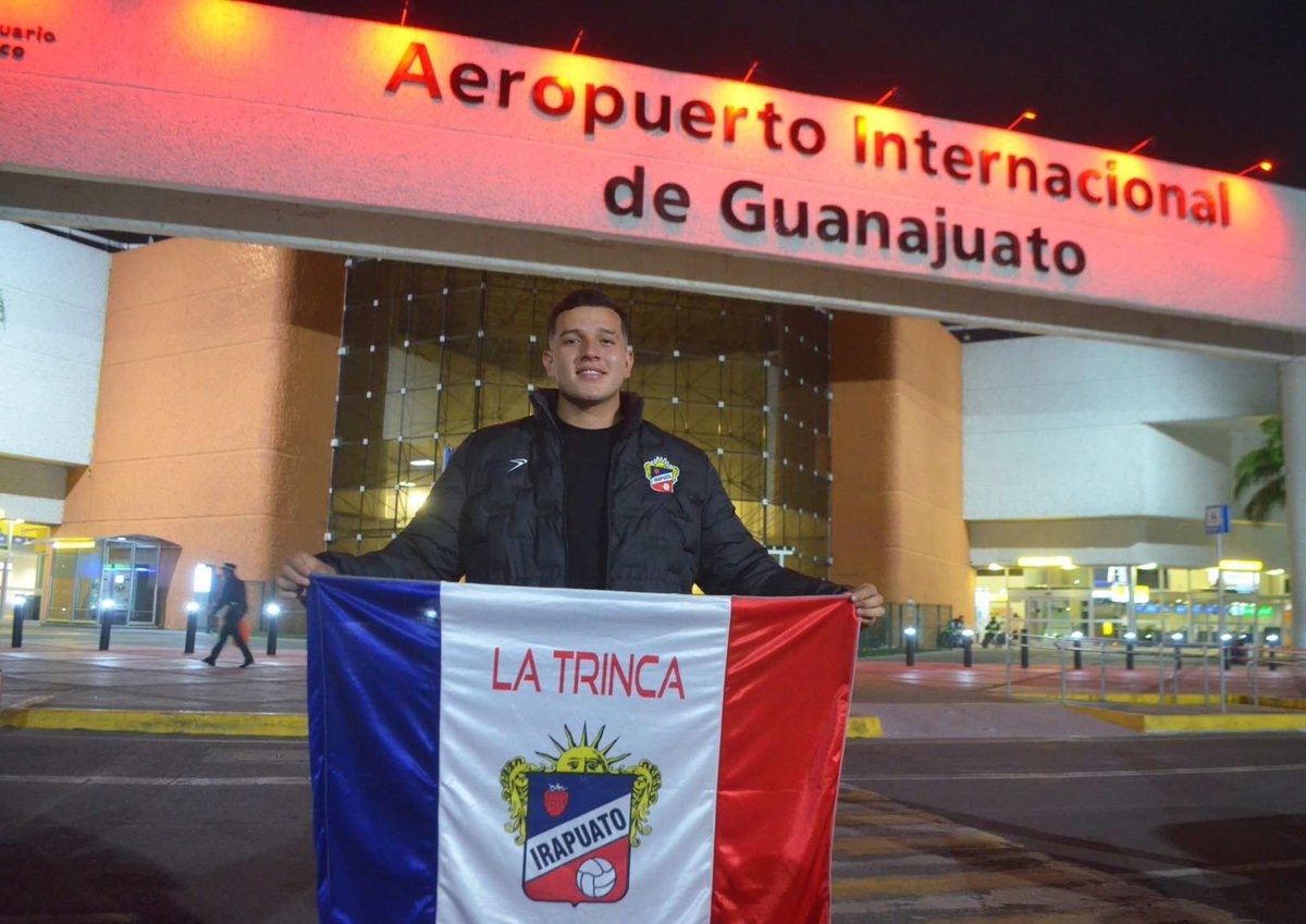 FanaticosGMV's tweet photo. #FanáticosPlus | Styven Vásquez arribó a Guanajuato y, a su salida del aeropuerto, posó con la bandera de su nuevo equipo, el Club Irapuato, de la Liga de Expansión MX. 🇸🇻🛬🇲🇽 https://t.co/ugw4ljn2Js