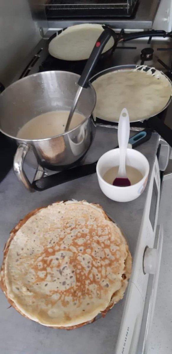 grandebougie's tweet image. #Chandeleur #Crêpes #amis 
Aujourd'hui je fais dans la simplicité. Y'a eu une envie de crêpes dans mon entourage.
Vous êtes plutôt team roulé ou team pliée..?! 
Sucre..?! Confiture..?! Nutella..?!
Quoi qu'il en soit c'est toujours à consommer sans modération.
Crêpes party.