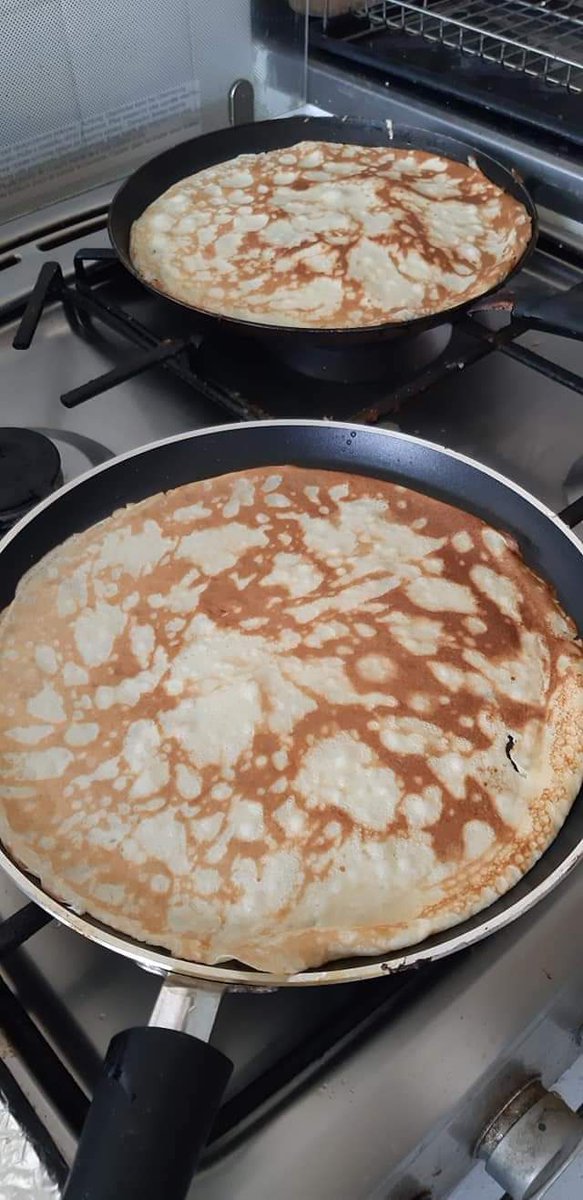 grandebougie's tweet image. #Chandeleur #Crêpes #amis 
Aujourd'hui je fais dans la simplicité. Y'a eu une envie de crêpes dans mon entourage.
Vous êtes plutôt team roulé ou team pliée..?! 
Sucre..?! Confiture..?! Nutella..?!
Quoi qu'il en soit c'est toujours à consommer sans modération.
Crêpes party.