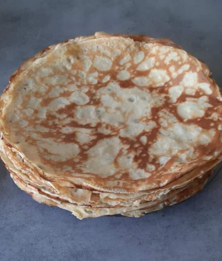 grandebougie's tweet image. #Chandeleur #Crêpes #amis 
Aujourd'hui je fais dans la simplicité. Y'a eu une envie de crêpes dans mon entourage.
Vous êtes plutôt team roulé ou team pliée..?! 
Sucre..?! Confiture..?! Nutella..?!
Quoi qu'il en soit c'est toujours à consommer sans modération.
Crêpes party.