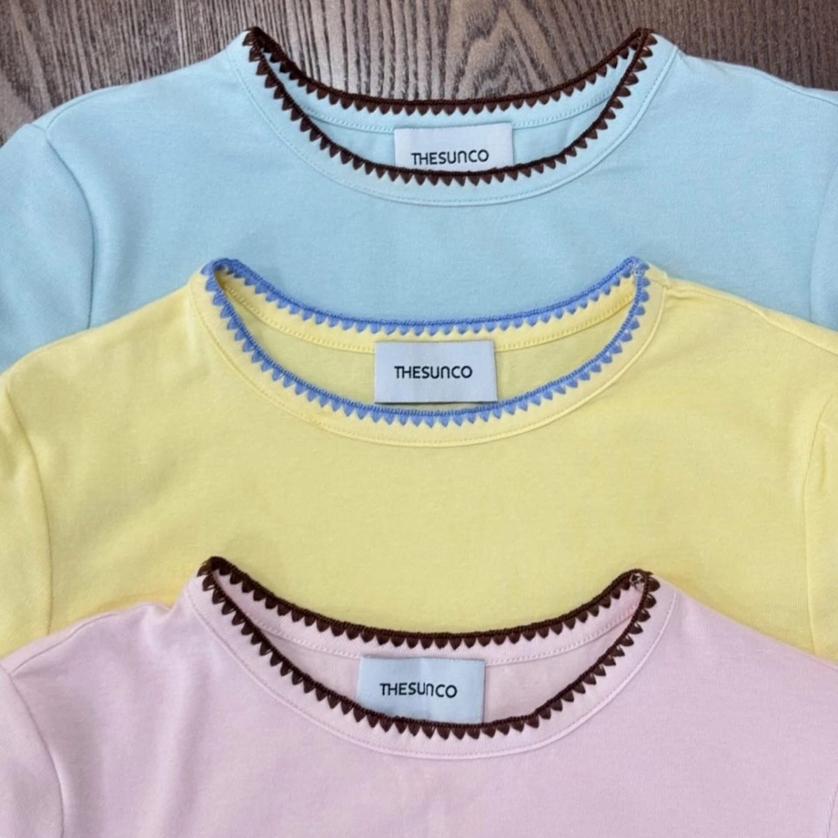 oohooono's tweet photo. เสื้อ��ืดสลิมฟิตทรงเป๊ะ คอเสื้อเน้นเส้นด้ายตัดคู่สีดูมีสไตล์ผ้านุ่ม ใส่สบาย✨ จิ้ม https://t.co/9bDdKzQTFb

#แอ๋วร่วมใจเรียกพี่วิน #ไข่ขาวลูกแมร๊ #ไม่สะอื้นสดชื่นแสนฟอล #GRAMMY #savesaisawat #เท้งณัฐพงษ์ https://t.co/Jazc947kU6