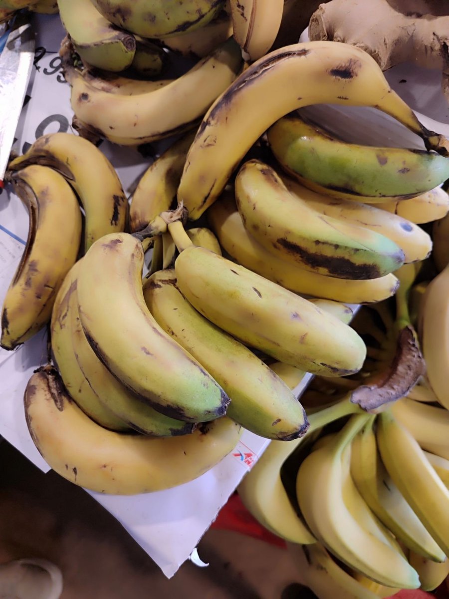 "Bugün Düzce'de marketin birinde manav reyonunda sebze aldım.

Kasada bekliyorum. Kasada benden önce bayan kasanın yanında olgunlaşmış olan (genelde marketler tarafından çöpe atılan) muzu almak istedi ücretini sordu kilosu 30 TL dedi.

Bana 2 kg verir misin dedi. Sonra manavda