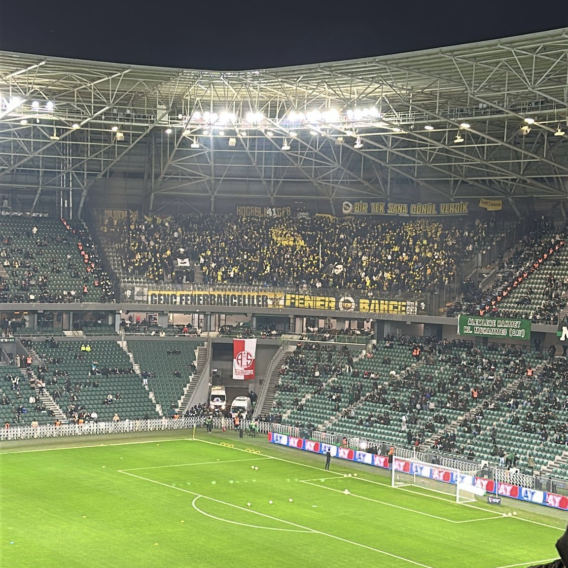 SENİNLE HER YERE GELİRİZ, CANIMIZI BİLE VERİRİZ!

Kocaelispor karşılaşması öncesi Kocaeli Stadyumu’nda yerimizi aldık.

#GençFenerbahçeliler