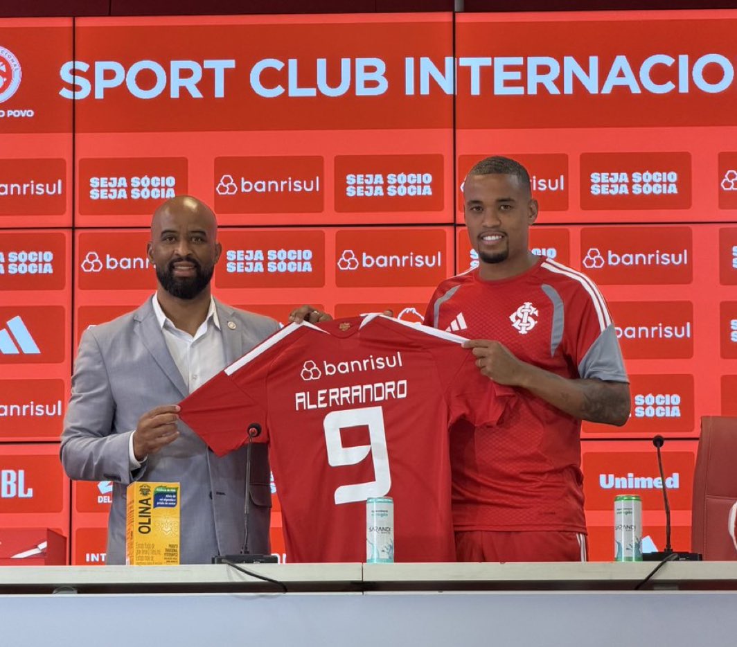 golsdobrasil1's tweet photo. Alerrandro é apresentado no Internacional.

Atacante vai usar a camisa 9 do Colorado.

📸 @LucasCollar https://t.co/5LHBWJGrxH