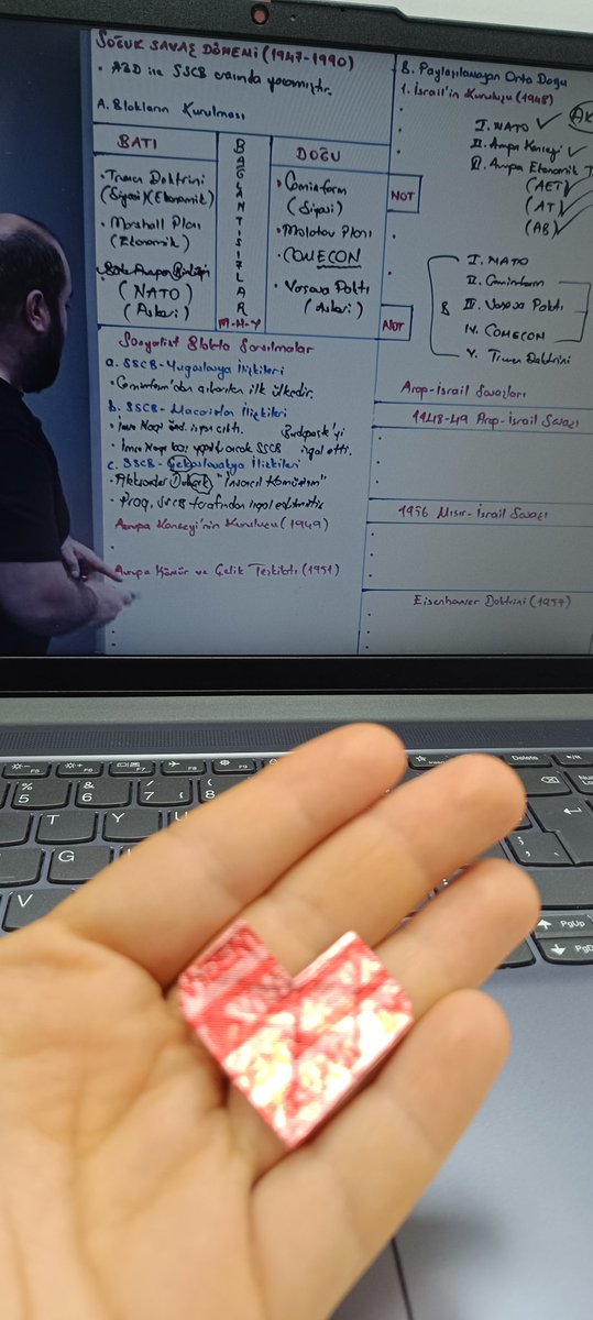 brvnlcn's tweet photo. A) kayan hayatımı düzene mi koyayım 
B) Ramazan hocanın 3 saat 45 dklik videosunu mu bitireyim 
Tabii ki de B(videonun birinci günündeyim bitti şukur) https://t.co/Hu8LU453j6