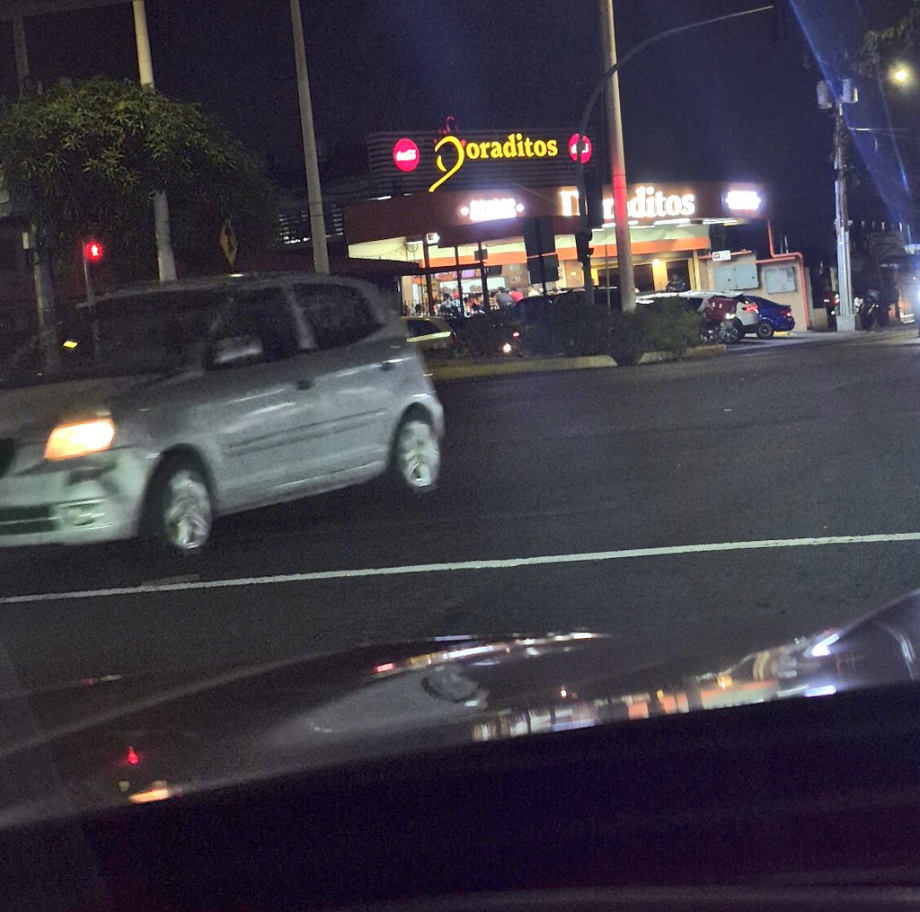 Uno de los negocios que admiro, no solo por su deliciosa y adictiva comida, sino por su trayectoria: de esos lugares que, no importa si viene la 4.ª guerra mundial o si sube el petróleo… ¡SIEMPRE están llenos! 🤭🤣 ¡Te amo, combo doradito mix!