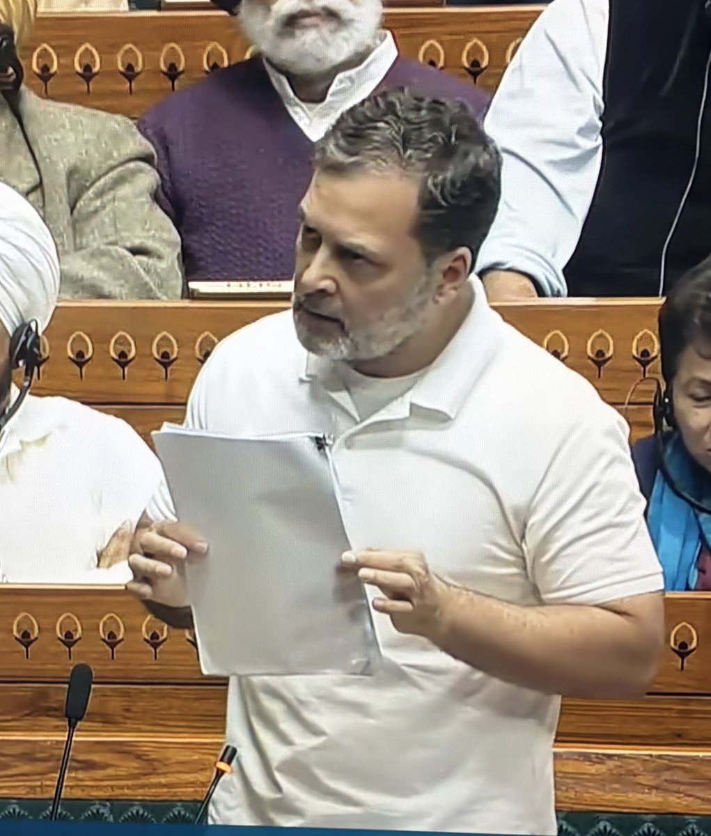 आज संसद में
राहुल गांधी को इसलिए बोलने नहीं दिया गया।
—
क्योंकि राहुल बोलते…
तो
फर्जी राष्ट्रवाद
नंगा हो जाता।
—
राहुल उस राजीव गांधी के बेटे हैं
जिन्होंने लाल किले से
देश को नहीं
दुनिया को चेतावनी दी थी —
पाकिस्तान को उसकी नानी याद दिला देंगे।
—
राहुल उस इंदिरा गांधी के पोते