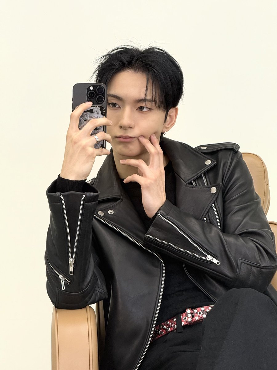 I didn't take many selcas on the first day. But, i snapped tons of selcas on the second day. Sooo, I'm sending some more 😋 Here's me with my new black hair. How do i look?