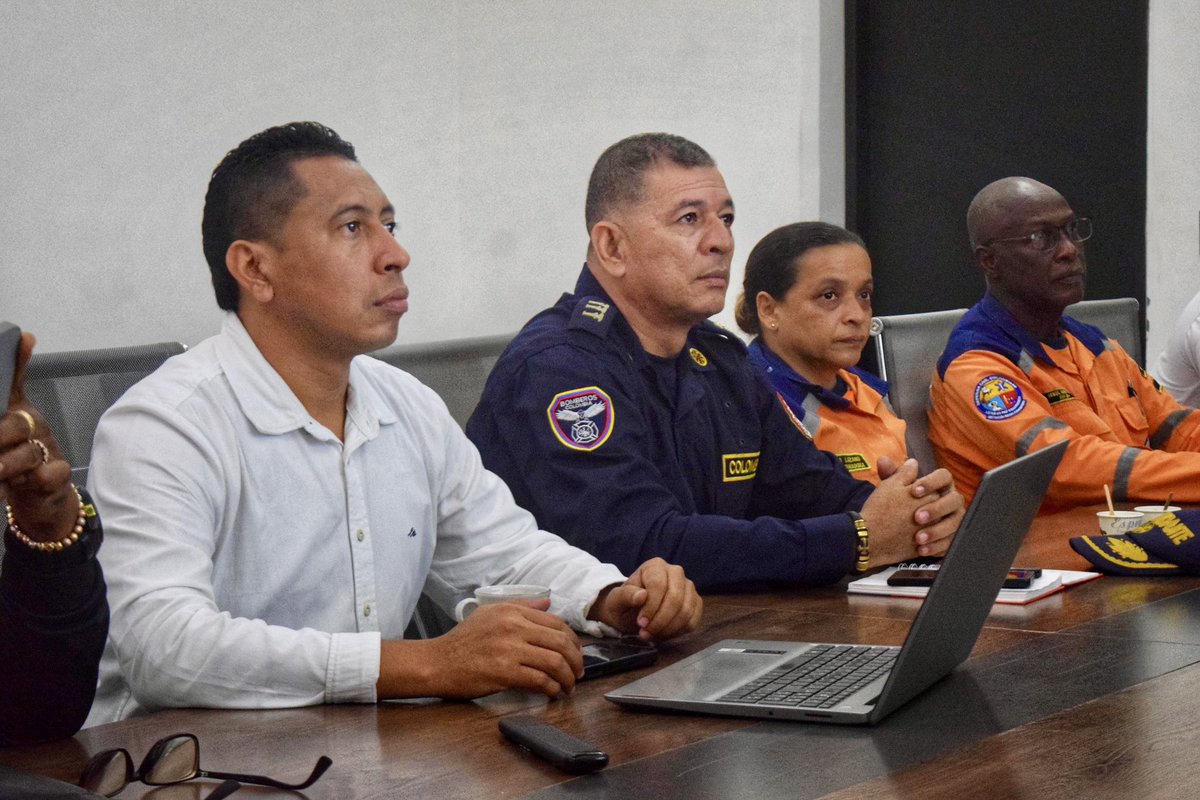 AdolfoRomeroB's tweet photo. 🚨 #AEstaHora me encuentro reunido con el Gobernador de Antioquia, Andrés Julián Rendón, el Comité Municipal de Gestión del Riesgo y el DAGRAN, para coordinar acciones inmediatas frente a las emergencias por las fuertes lluvias en Urabá y Apartadó. 🌧️

#𝐍𝐨𝐄𝐬𝐭𝐚́𝐧𝐒𝐨𝐥𝐨𝐬 https://t.co/G9nodYpeNt
