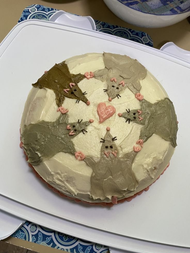 daily_dolce's tweet photo. A rat cake!! https://t.co/988Oel2jCL