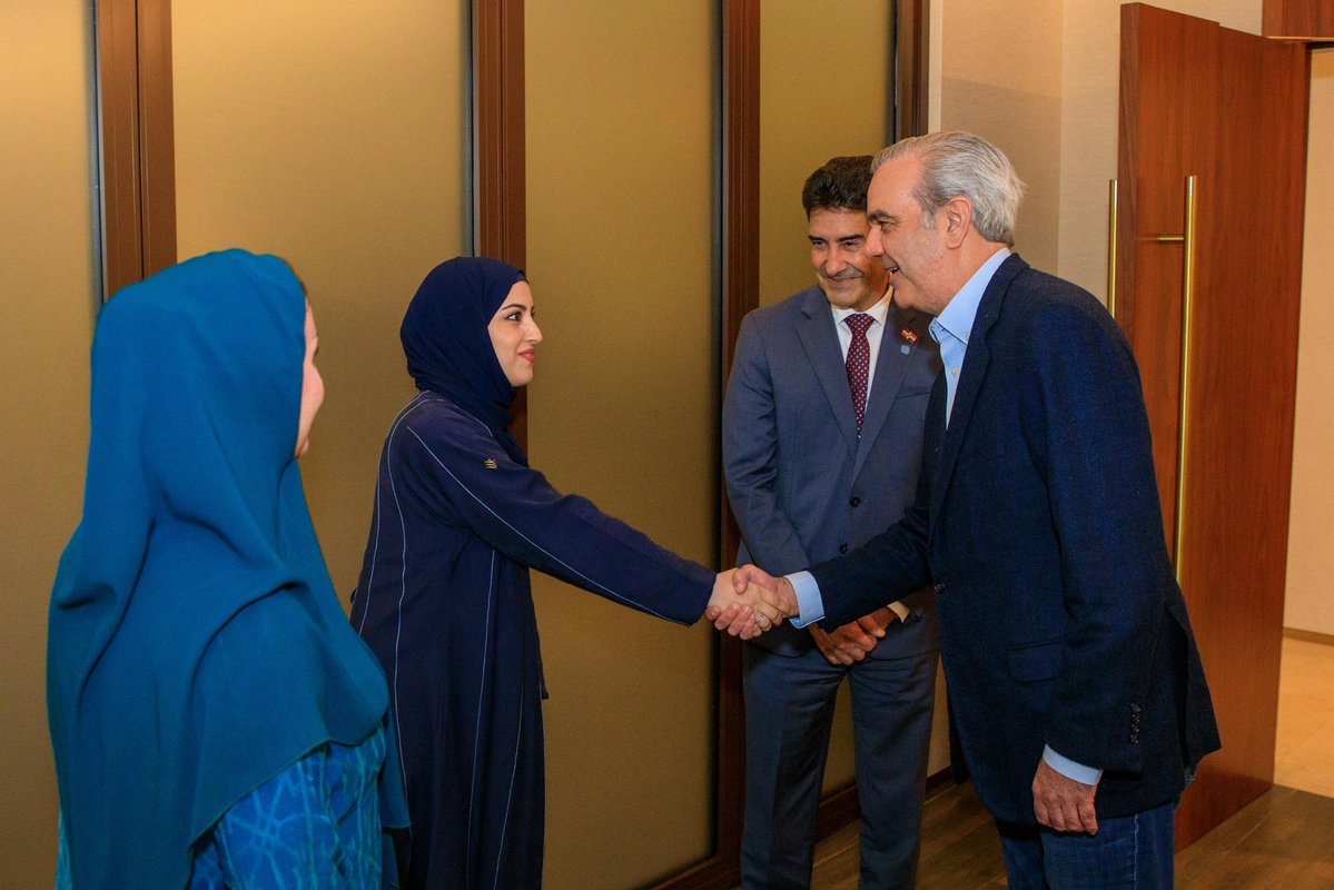 El presidente @LuisAbinader arribó a Dubái para participar en el World Governments Summit 2026, donde desarrollará una agenda que incluye reuniones bilaterales y encuentros con la diáspora dominicana en los Emiratos Árabes Unidos. 🇩🇴🇦🇪