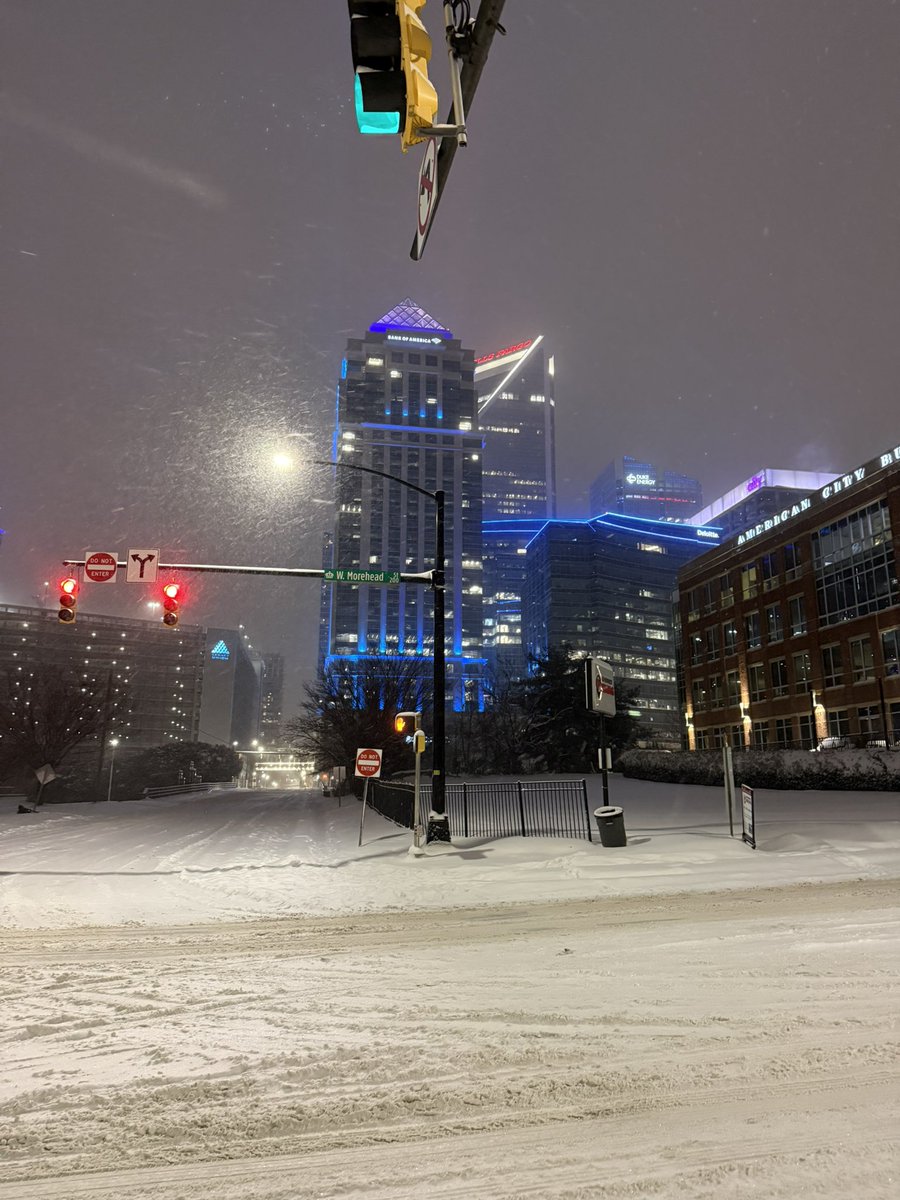pmkrafcik's tweet photo. Never thought I’d see a foot of snow here! https://t.co/6WOdhH5hdF