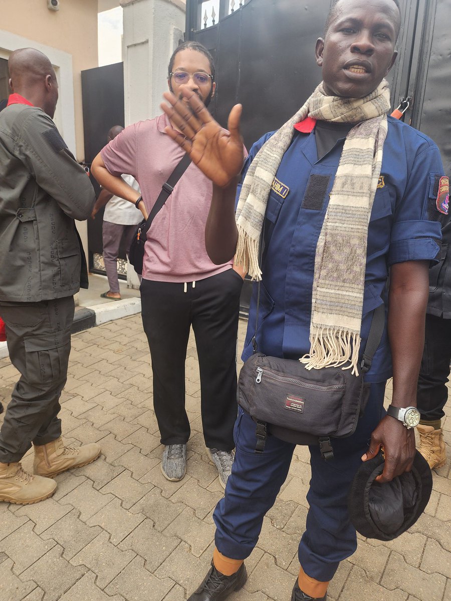IMSafiya's tweet photo. Another day another force. Caleb Jemitola has brought in more armed men into my home. This time, men from NSCDC. @official_NSCDC
@NSCDCrops
When will this harassment stop?!

This is a complete violation of the Court Order he, Caleb, and his sister obtained from the courts https://t.co/AeI4nWmY83