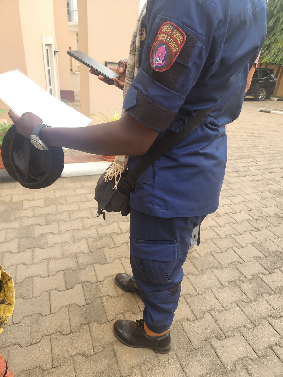 IMSafiya's tweet photo. Another day another force. Caleb Jemitola has brought in more armed men into my home. This time, men from NSCDC. @official_NSCDC
@NSCDCrops
When will this harassment stop?!

This is a complete violation of the Court Order he, Caleb, and his sister obtained from the courts https://t.co/AeI4nWmY83