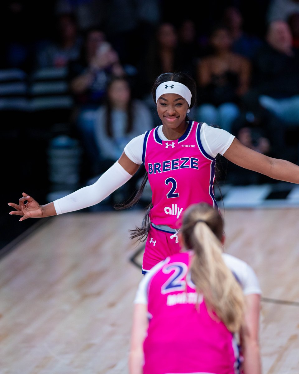 LASparks's tweet image. Rickea was cooking last night. 

20 PTS | 9 REB | 1 AST

(📸 via @Unrivaledwbb)