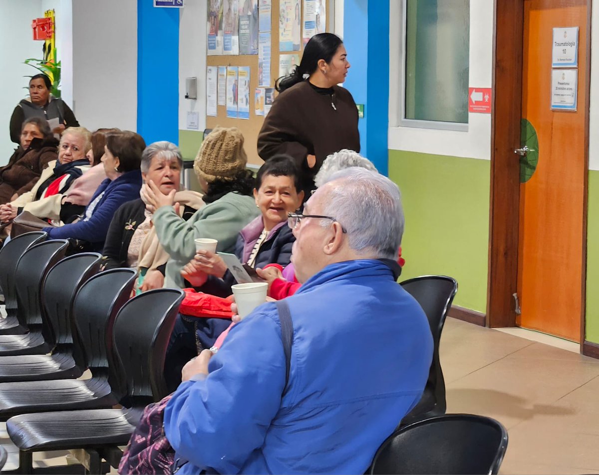 IGSS_gt's tweet image. ☕🧣 #BienestarIntegral | CAMIP 3 Zunil #IGSS compartió café caliente con pacientes para mitigar el frío y brindar una espera más cálida, recordando la importancia de protegerse durante la temporada fría.👵🏼 #UnIGSSMásCercaDeTi