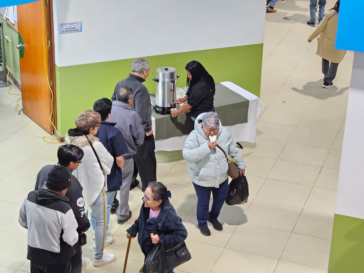 IGSS_gt's tweet image. ☕🧣 #BienestarIntegral | CAMIP 3 Zunil #IGSS compartió café caliente con pacientes para mitigar el frío y brindar una espera más cálida, recordando la importancia de protegerse durante la temporada fría.👵🏼 #UnIGSSMásCercaDeTi