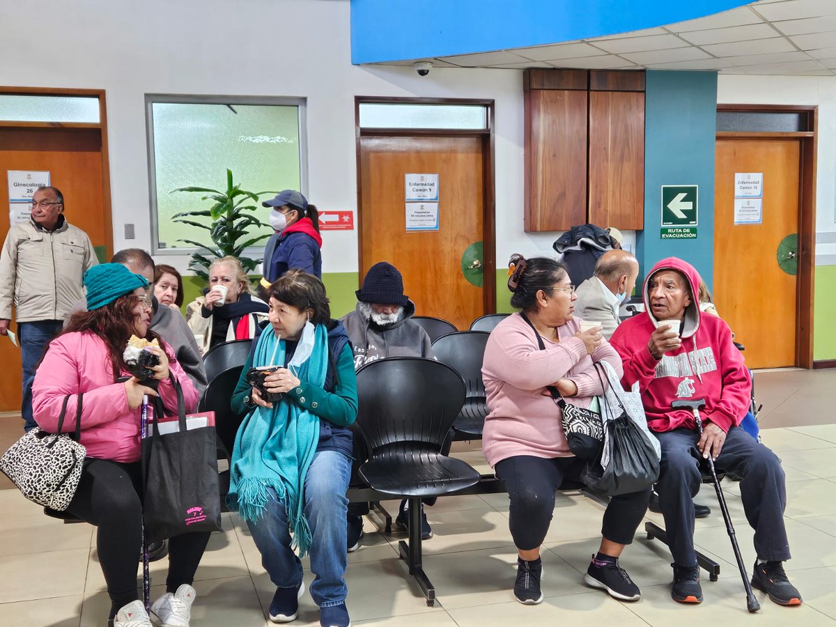 IGSS_gt's tweet image. ☕🧣 #BienestarIntegral | CAMIP 3 Zunil #IGSS compartió café caliente con pacientes para mitigar el frío y brindar una espera más cálida, recordando la importancia de protegerse durante la temporada fría.👵🏼 #UnIGSSMásCercaDeTi