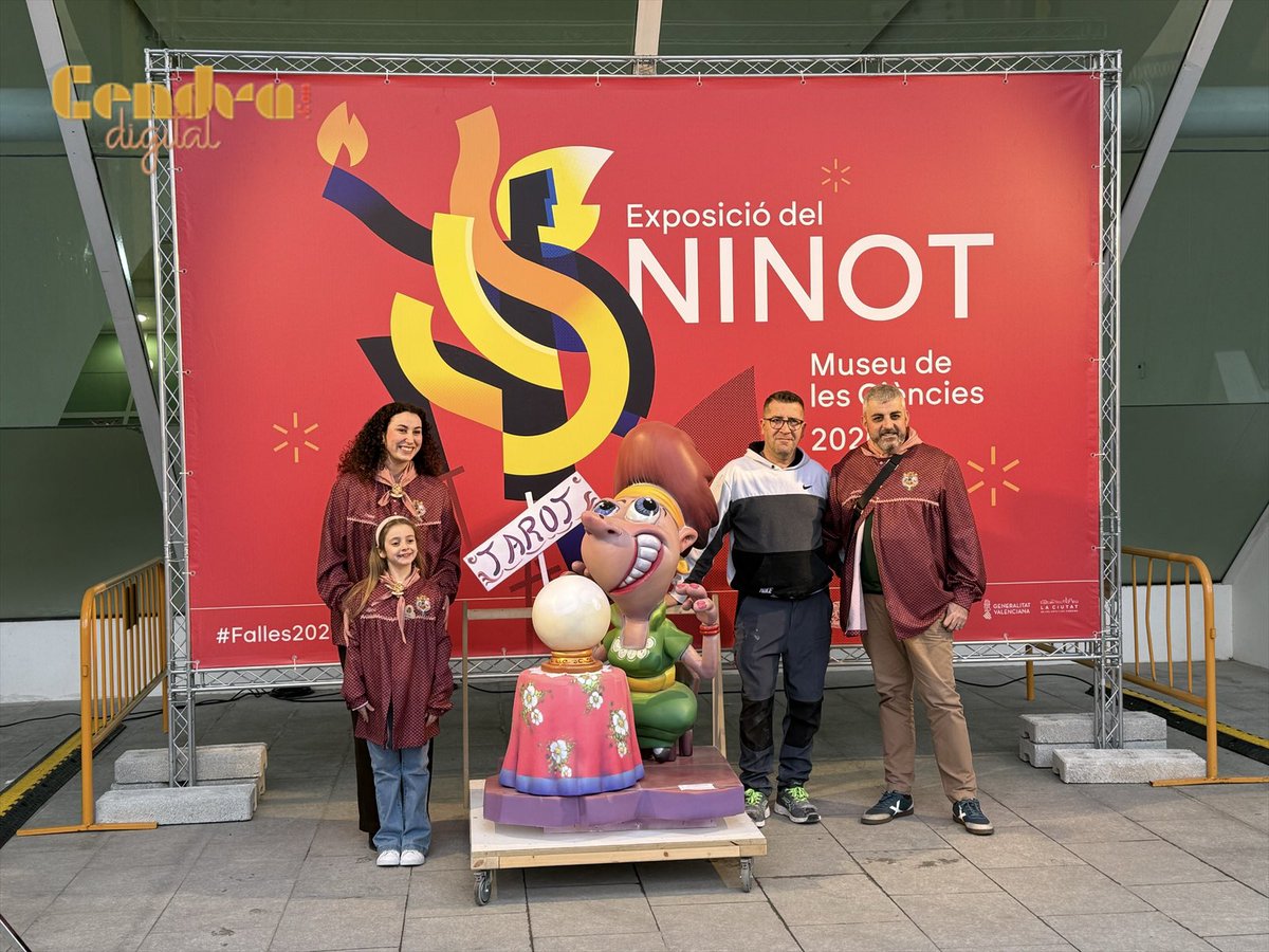 CendraDigital's tweet image. Víctor Caballero entrega el ninot de la Falla Emilio Baró