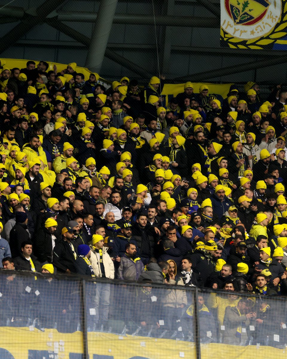 Büyük Fenerbahçe Taraftarı deplasman tribünündeki yerini aldı.

#KSvFB