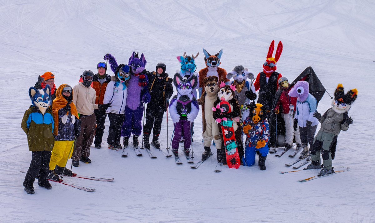 Group pic from the skiing/snowboarding furmeet. So great to spend time with furs at the slopes!
📷: Paint