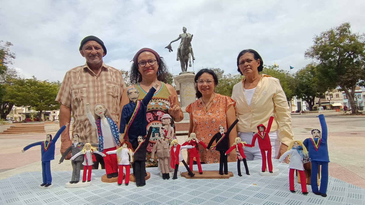 HOCHIRC's tweet photo. DÍA NACIONAL DE LAS MUÑECAS Y MUÑECOS DE TRAPO  Zobeida Jiménez, decía:"hacer muñecas es una actitud de resistencia de los pueblos";"Qué hermosa es la locura de Zobeida cuando nos vio amando a la patria construyó una muñeca q se llama patria para amar nuestra locura" Alí Primera https://t.co/hzpvoTWY1d