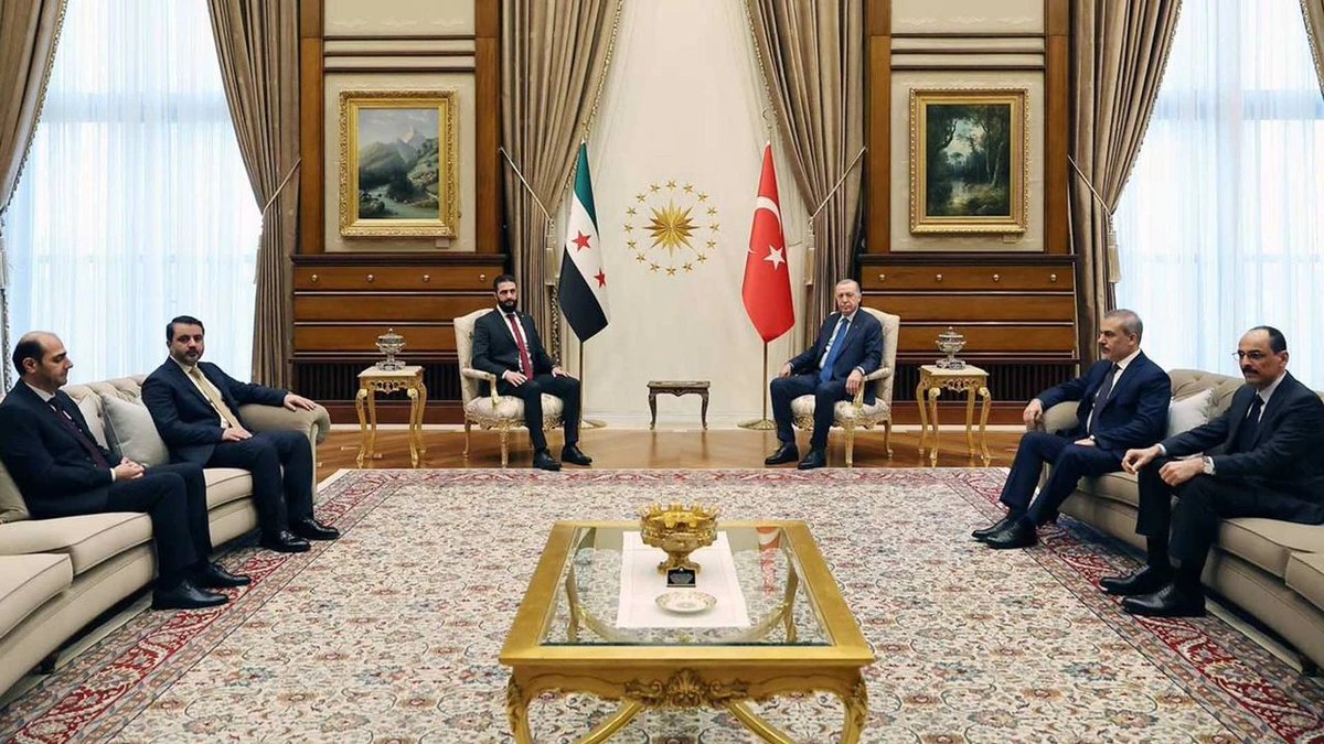 kritik_bakis's tweet photo. Devrim Sonrası Suriye Politikası: Güvenlik mi, İdeoloji mi, Siyaset mi?

✍️ Adnan Boynukara

🔸 Ahmet Şara’ya İlişkin Farklı Okumalar

🔸 Ahmet Şara’ya Yönelik Karşıtlığın Dayandığı Varsayımlar

🔸 Eski İdeolojik Kalıplara Mahkûm Olma

🔸 Suriye Meselesinin Asıl Anlamı

@AdnanBoynukara 

🔗 https://t.co/vNuGxwizbs